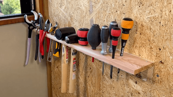 壁一面に工具収納｜使いたい工具をすぐに見つけれる”収納力も抜群 
